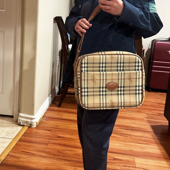 Burberry Shoulder weekend bag, clean, good condition Authentic preloved - Picture 7 of 10